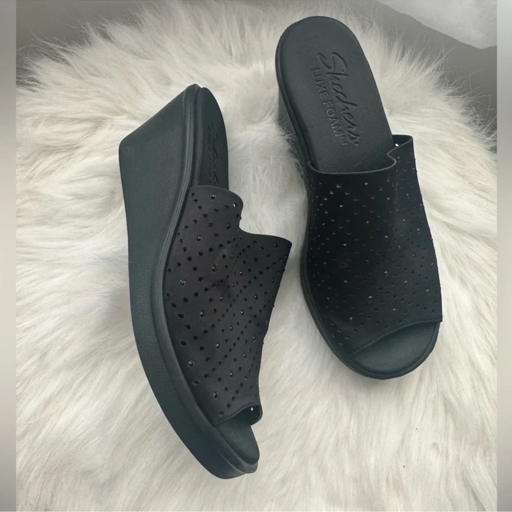 Skechers Luxe Foam Sandals